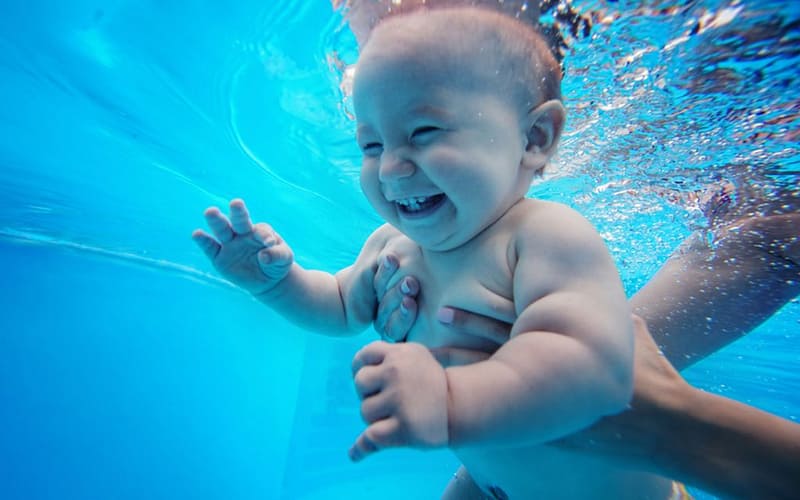 سباحة الاطفال الرضع