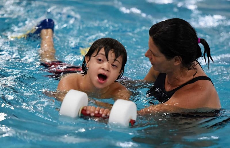 تعليم السباحة لذوي الاحتياجات الخاصة